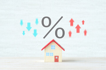住宅ローン金利イメージ―住宅の模型とパーセント記号