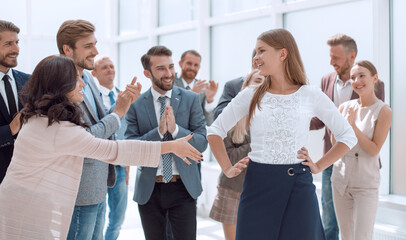 Obraz premium young business woman shaking hands with her colleague