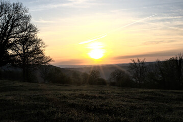 Fototapeta na wymiar Lever de soleil sur la campagne un jour de printemps - Jura - France
