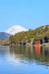 初春の箱根神社（平和の鳥居）と富士山　神奈川県箱根町　Hakone Shrine...