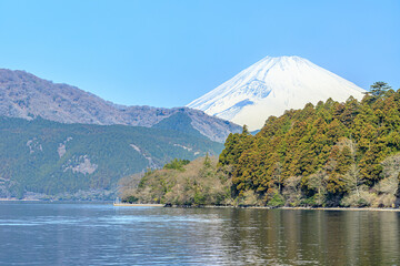 初春の芦ノ湖と富士山　神奈川県箱根町　
Lake Ashinoko and Mt. Fuji in early springand. Mt. Fuji in early spring. Kanagawa-ken Hakone town.