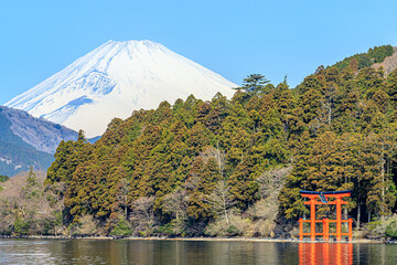 初春の箱根神社（平和の鳥居）と富士山　神奈川県箱根町　Hakone Shrine...