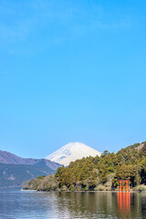 初春の箱根神社（平和の鳥居）と富士山　神奈川県箱根町　Hakone Shrine...
