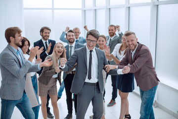Fototapeta premium triumphant business team congratulating their leader. success concept