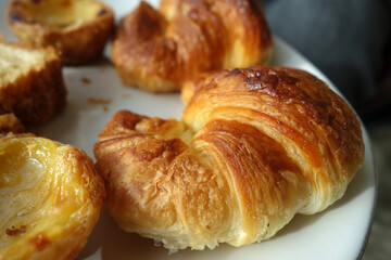 Frisches Croissant am Morgen