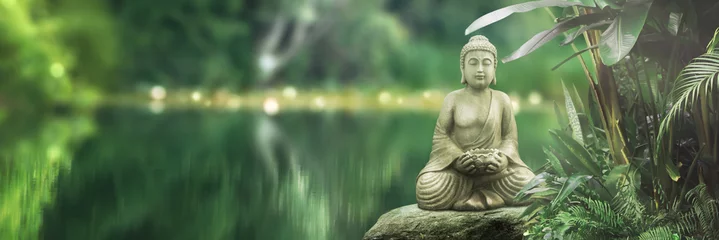 Fototapeten buddha-statue auf einem felsen am see, natürlicher spa-hintergrund mit asiatischem geist, ruhe in grüner natur, web-banner-konzept mit kopierraum © winyu