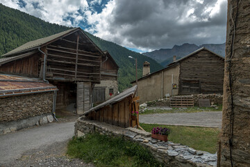 Hameau du Coin ,  Village de Molines dans le massif du Queyras en été , Hautes-Alpes , France