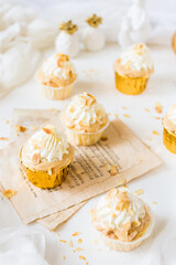 Obraz na płótnie Canvas Caramel and cream cupcakes with almonds