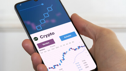 Investir dans un ETF crypto. Diversifier son investissement s'exposer à un fonds thématique. Acheter un fonds en bourse. Spéculer sur la thématique. Texte en français.