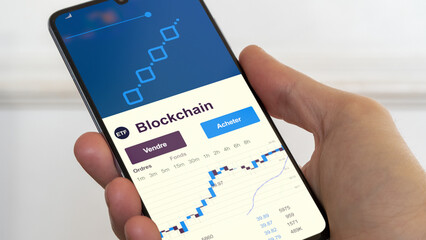 Investir dans un ETF blockchain. Diversifier son investissement s'exposer à un fonds thématique. Acheter un fonds en bourse. Spéculer sur la thématique. Texte en français.