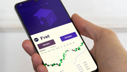 Investir dans un ETF fret. Diversifier son investissement s'exposer à un fonds thématique transport de marchandises. Acheter un fonds en bourse. Spéculer sur la thématique. Texte en français.