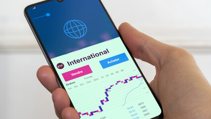 Investir dans un ETF International. Diversifier son investissement s'exposer à un fonds thématique. Acheter un fonds en bourse. Spéculer sur la thématique. Texte en français.