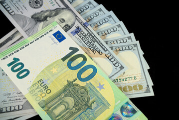 100 euros lie on 100 dollars