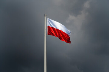 Flaga Polski na tle burzowego nieba - obrazy, fototapety, plakaty