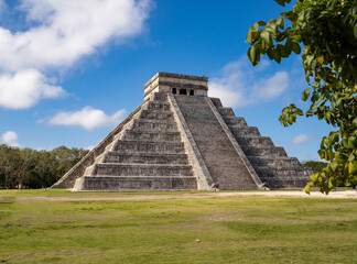 Fototapeta na wymiar Chichen Itza Temple of Kukulcán at Yucatán, Mexico. Sunny weather perfect blue sky. Chichen Itza was one of the largest Maya cities. popular tourist Attraction destination