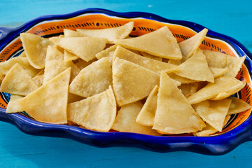 青背景のメキシコのトトポス (トルティージャ チップス、コーンチップス ）コピースペースあり　Mexican totopos (tortilla chips ,corn chips) on blue background with copy space