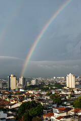 Arco Íris em Suzano, centro no Estado de São Paulo, Brasil em área residêncial