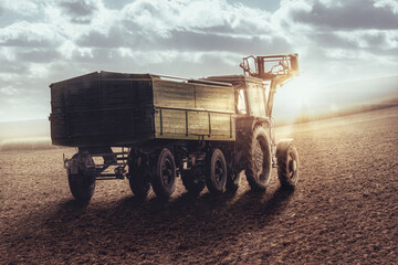 Traktor im Feld bei Sonnenuntergang