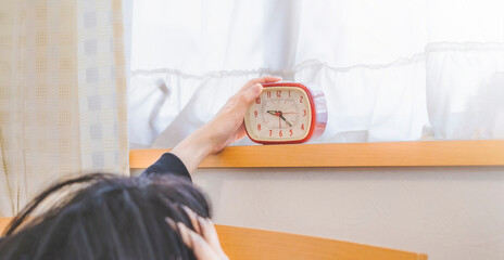 寝坊　朝の起床　目覚まし時計