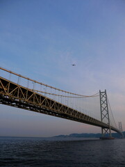 明石海峡大橋の上空を飛ぶ飛行機
