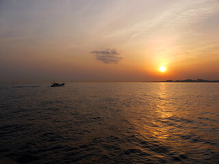 舞子浜の夕暮れの海