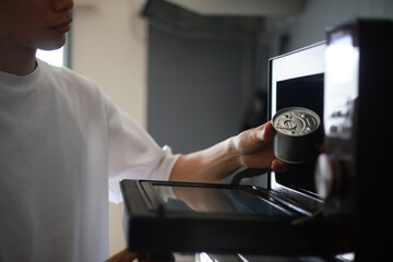 	缶詰めを電子レンジで温めようとする男性