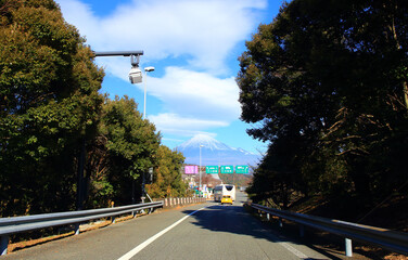 東名高速道路をドライブ　車窓から望む富士山