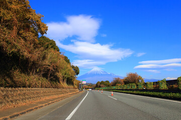 東名高速道路をドライブ　車窓から望む富士山