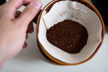 コーヒーフィルターとコーヒーの粉