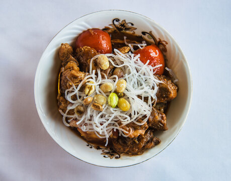 Indian Chicken with peanuts, tomatoes and rice noodles