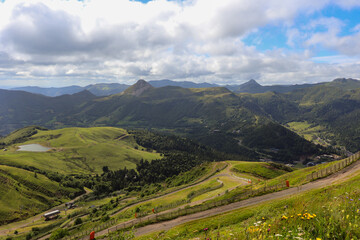 Auvergne - Descente du Plomb du Cantal vers le Lioran - Vue sur le Puy Griou et le Puy Mary