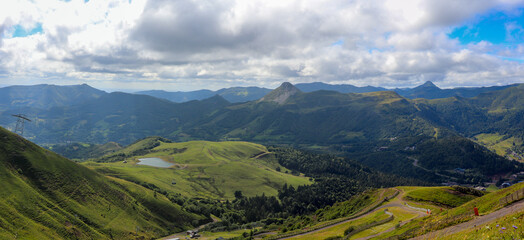 Auvergne - Panorama sur la chaine des Monts du Cantal et le lac des Gardes de Super-Lioran