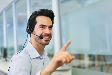 Berater oder Kundenbetreuer in der Hotline im Callcenter