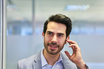 Start-Up Gründer hört positive News mit Bluetooth Headset