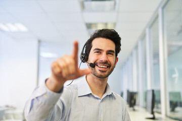 Business Mann mit Headset beim Videochat als Kundenbetreuer