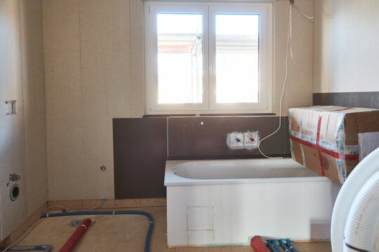 Badezimmer mit Badewanne als Baustelle bei Hausbau