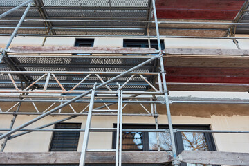 Leiter an Baugerüst bei Neubau von Haus auf Baustelle