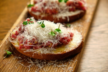 Beef tartar with salad and garlic toast on dark bread
