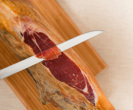 Jamon being cut