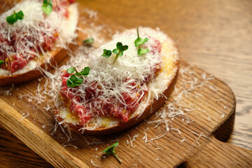 Beef tartar with salad and garlic toast on dark bread