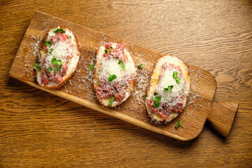 Beef tartar with salad and garlic toast on dark bread