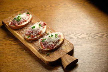 Beef tartar with salad and garlic toast on dark bread