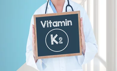 Crédence en verre imprimé K2 Vitamine K2 - Le médecin affiche des informations sur le tableau noir. Le médecin tient un tableau avec du texte.