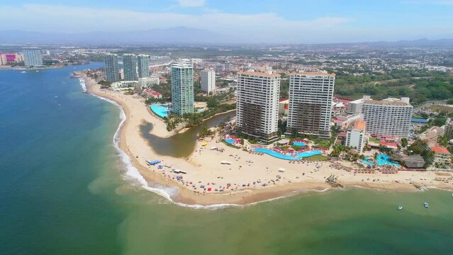Hoteles y hermosa playa en Puerto Vallarta, Mexico