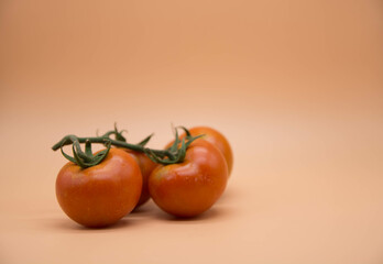 Racimo de tomates ecologicos recien cosechados en fondo blanco