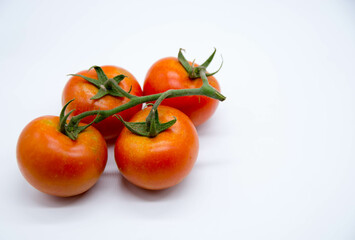 Racimo de tomates ecologicos recien cosechados en fondo blanco