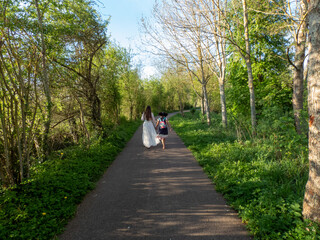 Femme et fille marchant 