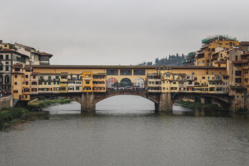Obraz premium Cloudy day with Ponte Vecchio in Firenze