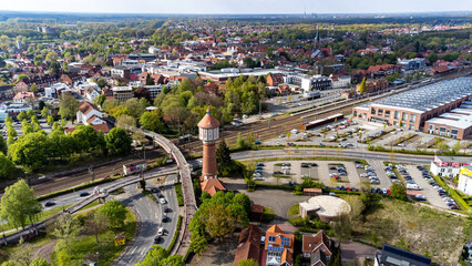 Obraz premium Stadt Lingen Ems Luftaufnahmen - Wasserturm und Verkehr