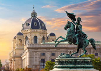 Statue de l& 39 archiduc Charles sur la place Heldenplatz et le dôme du Musée d& 39 Histoire Naturelle, Vienne, Autriche